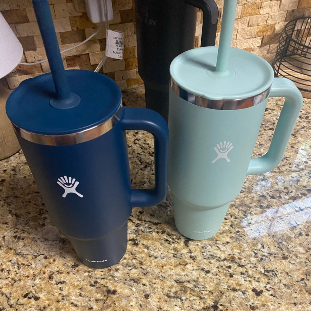 Hydroflask 40oz with straw. Indigo. Barely used as you can see by the pics.